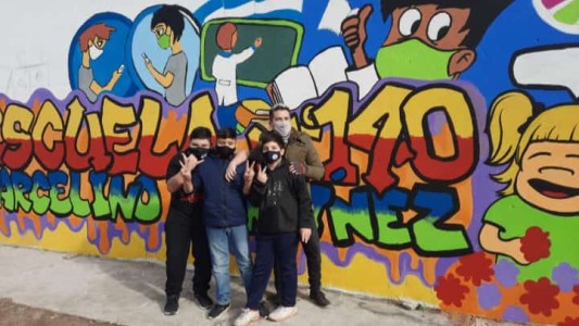 En el mural de una escuela, estudiantes plasmaron "lo que vivieron en pandemia"