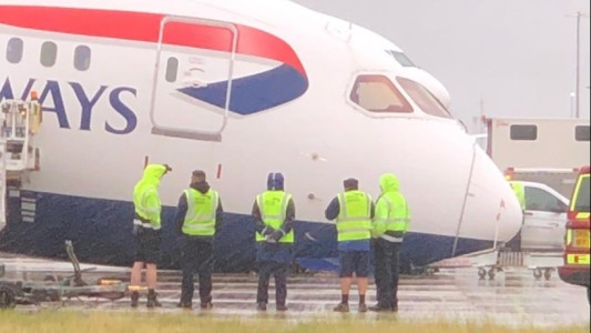 Reino Unido: se desplomó en pista el fuselaje de un avión sin pasajeros