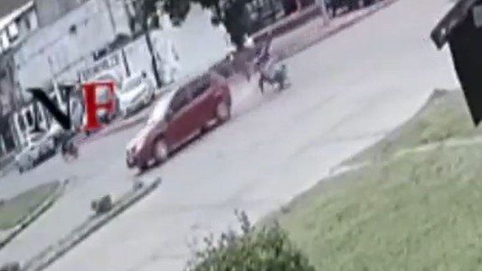 El momento en que un auto atropella una moto y huye