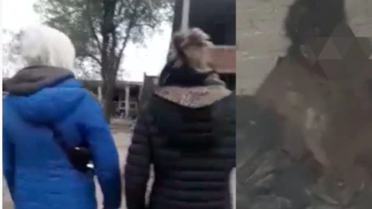 Macabro: mujeres se graban junto a cadáveres en el cementerio por una apuesta