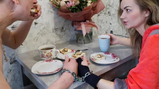 Una pareja se encadena 3 meses para probar su amor y se separa cuando son liberados