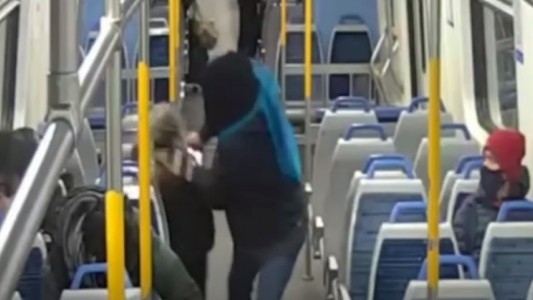 Video: robó en el tren, lo detuvieron y, ya en custodia, quiso escaparse