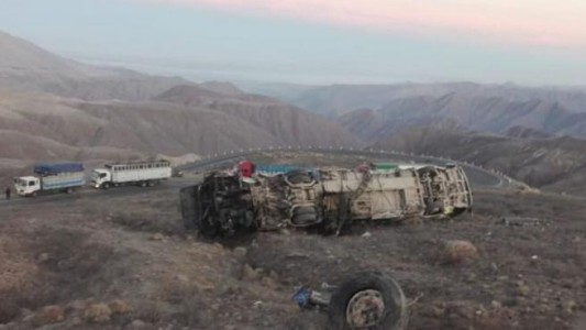 Micro cayó por un precipicio en Perú: al menos 17 muertos y 14 heridos