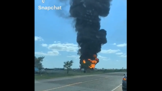 Chocó un camión de combustible y grabaron el momento exacto de la explosión