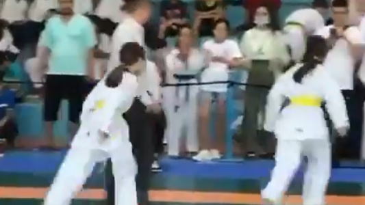 Dos hermanas se enfrentaron en al final de un torneo de taekwondo: lo definieron con piedra, papel o tijera
