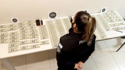 Intentó viajar en avión de Corrientes a Buenos Aires con medio millón de dólares