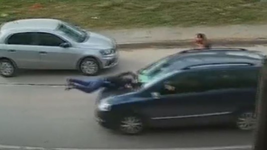 Madre y bebé quedaron debajo de un auto: están ilesos