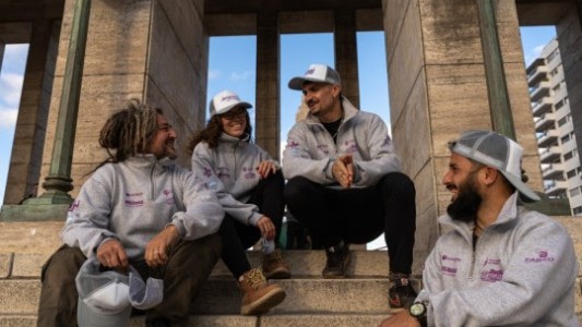 De otra galaxia: comenzó la pintada del mural que homenajea a Messi en su barrio