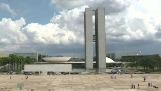 Brasil busca privatizar la compañía eléctrica más grande de América Latina