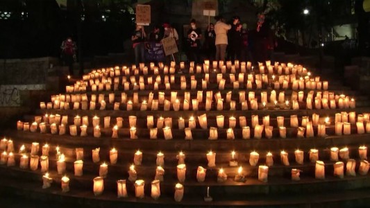 Encienden 500 velas para homenajear al medio millón de muertos en Brasil