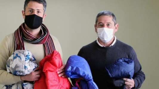 Regreso a clases presenciales con frío: municipio entrega camperas a todos los alumnos