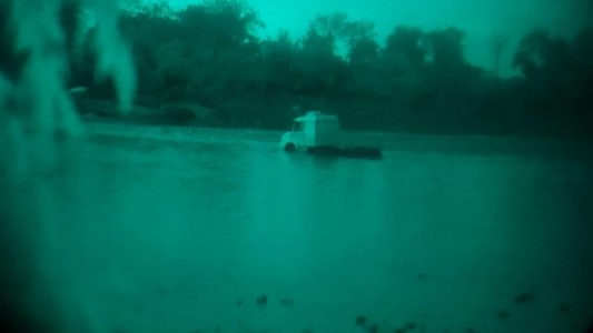 Gendarmería busca al camión que cruzó por el río Bermejo