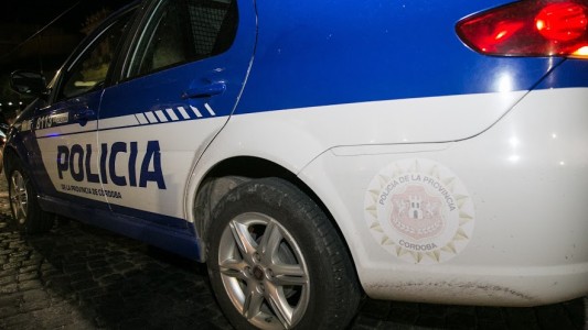 Roban equipos de comunicación de un móvil policial frente a la comisaría