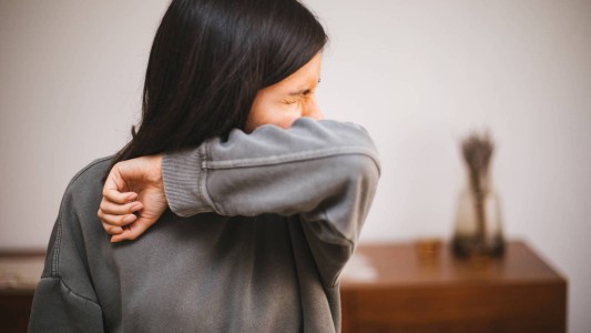 Estornudar demasiado puede ser un síntoma de Covid-19 para los vacunados