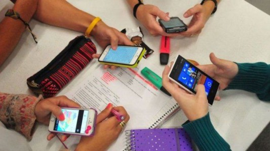 Santa Fe: entregarán 4.000 celulares a alumnos de zonas rurales