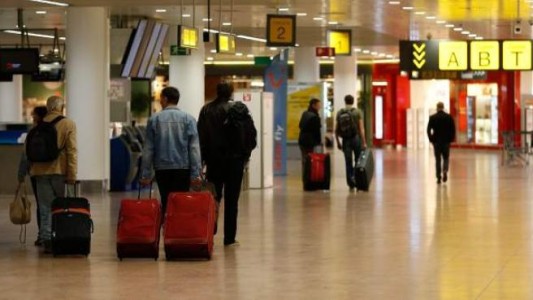 Condenaron a un año de prisión a un pasajero que presentó un PCR falso en un aeropuerto de Bélgica
