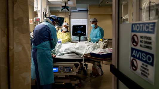 Más de 150 empleados de un hospital renunciaron o fueron despedidos tras negarse a recibir la vacuna