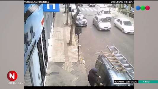 Intentó robar un utilitario y quedó atrapado adentro: rompió la ventanilla para escapar