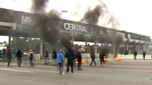 Protesta de trabajadores del Mercado Central de Buenos Aires, en rechazo al cánon que deben abonar