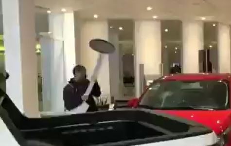 Rompió dos autos en una concesionaria tras discusión y terminó detenido