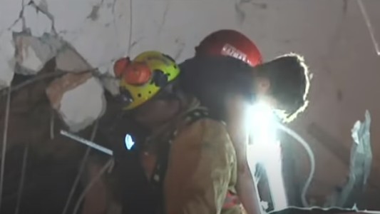 Video: rescataron a un nene entre los escombros en Miami