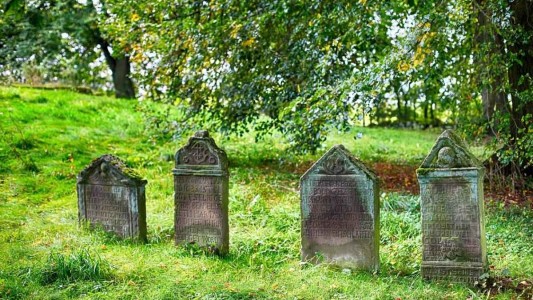 Descubren cientos de tumbas de estudiantes indígenas en una vieja escuela católica de Canadá