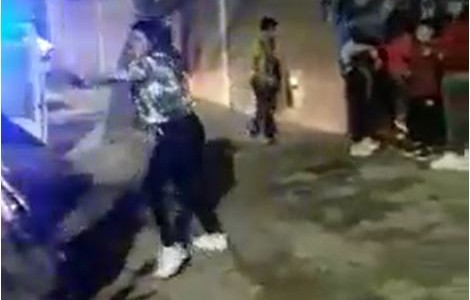 Familiares de un detenido atacan con una escoba a la policía