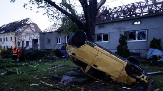 Potente tornado deja al menos tres muertos y decenas de heridos en República Checa
