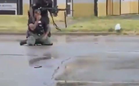 Policía llora desconsoladamente luego de asesinar a una joven de 19 años