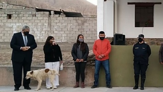 Video: un perro irrumpió en un acto político y le hizo pis a la intendenta mientras daba su discurso
