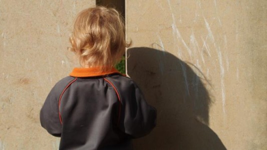 Un padre le provoca cortes en los genitales a su hijo de cuatro años por haberse hecho pis en la cama