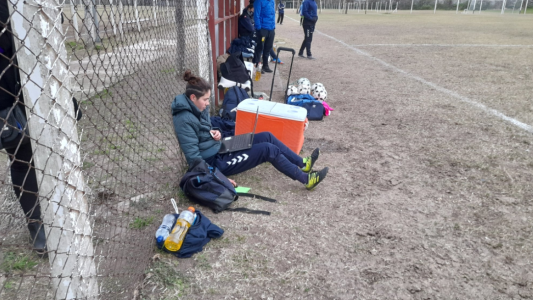 Una jugadora de fútbol salió del partido para rendir un final desde el costado de la cancha