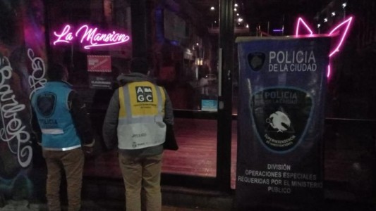 Desbarataron una fiesta clandestina con más de 100 personas en un bar de Barracas