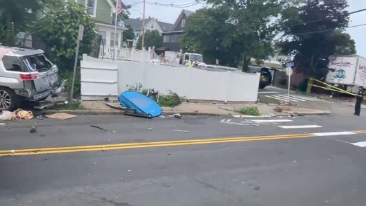 Un hombre armado mató a dos personas tras estrellar un camión robado contra un edificio