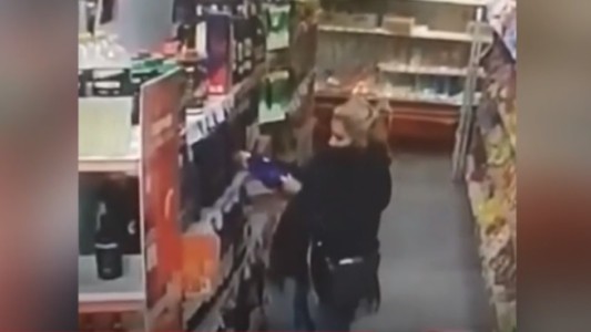 Video: mechera robó ocho botellas de vodka que escondió entre su ropa