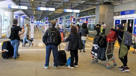 Rige la restricción de vuelos y el límite de ingreso diario de 600 pasajeros