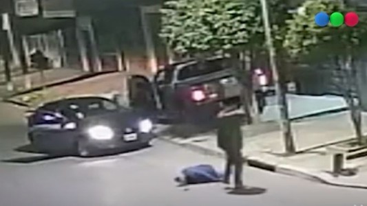 Un policía federal baleó a uno de los dos delincuentes que intentaron robarle la camioneta