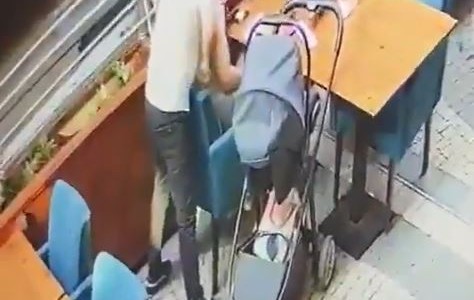 Un hombre le rompe un vaso en la cabeza a una mujer en un bar y huye