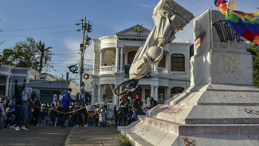 "Colón asesino": manifestantes derribaron una estatua en medio de las protestas en Colombia