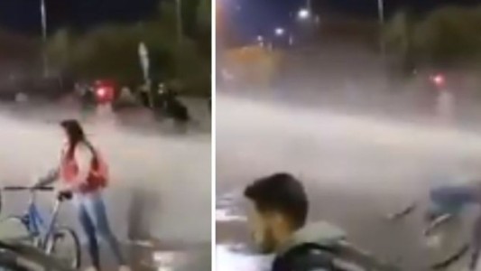 Captan momento en que manifestante vuela por un chorro de agua de la Policía
