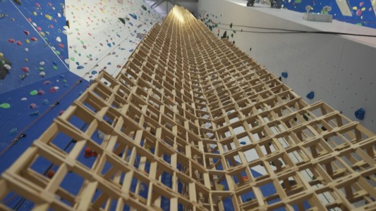 Adolescentes rompen récord de construcción con bloques de madera