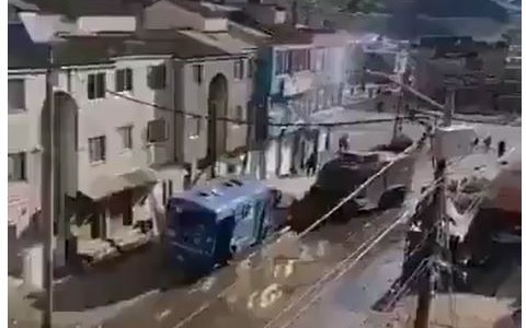 Manifestantes "lanzan" un colectivo contra la policía durante protesta en Bogotá