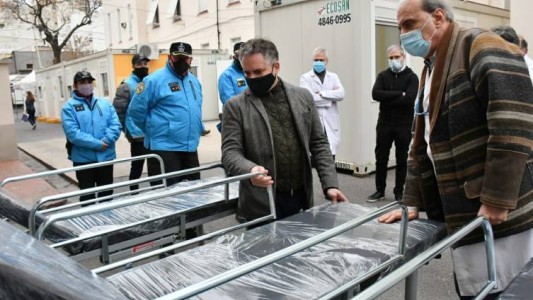 La Policía de la Ciudad donó cinco camillas al hospital Ramos Mejía adquiridas con dinero incautado
