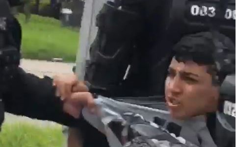 Así fue el brutal ataque de la policía a un niño en durante una manifestación