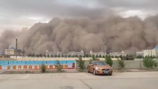 Impresionante tormenta de arena oscurece el cielo