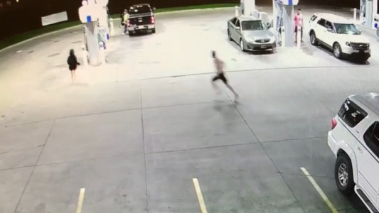 Impactante secuestro de una mujer en una estación de servicio