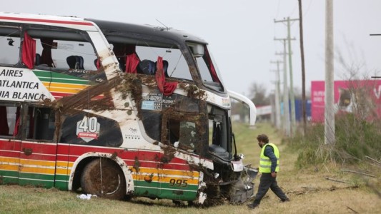 El chofer del micro que volcó en la ruta 2 se negó a declarar y quedó detenido