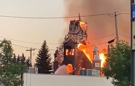 Así ardía una iglesia católica en una comunidad indígena de Canadá