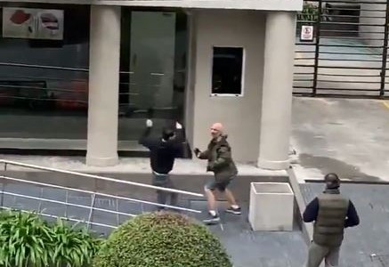 Violenta pelea entre vecinos de un edificio por un lugar para estacionar