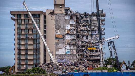 Frenan las tareas de rescate por temor al derrumbe total del edificio en Miami